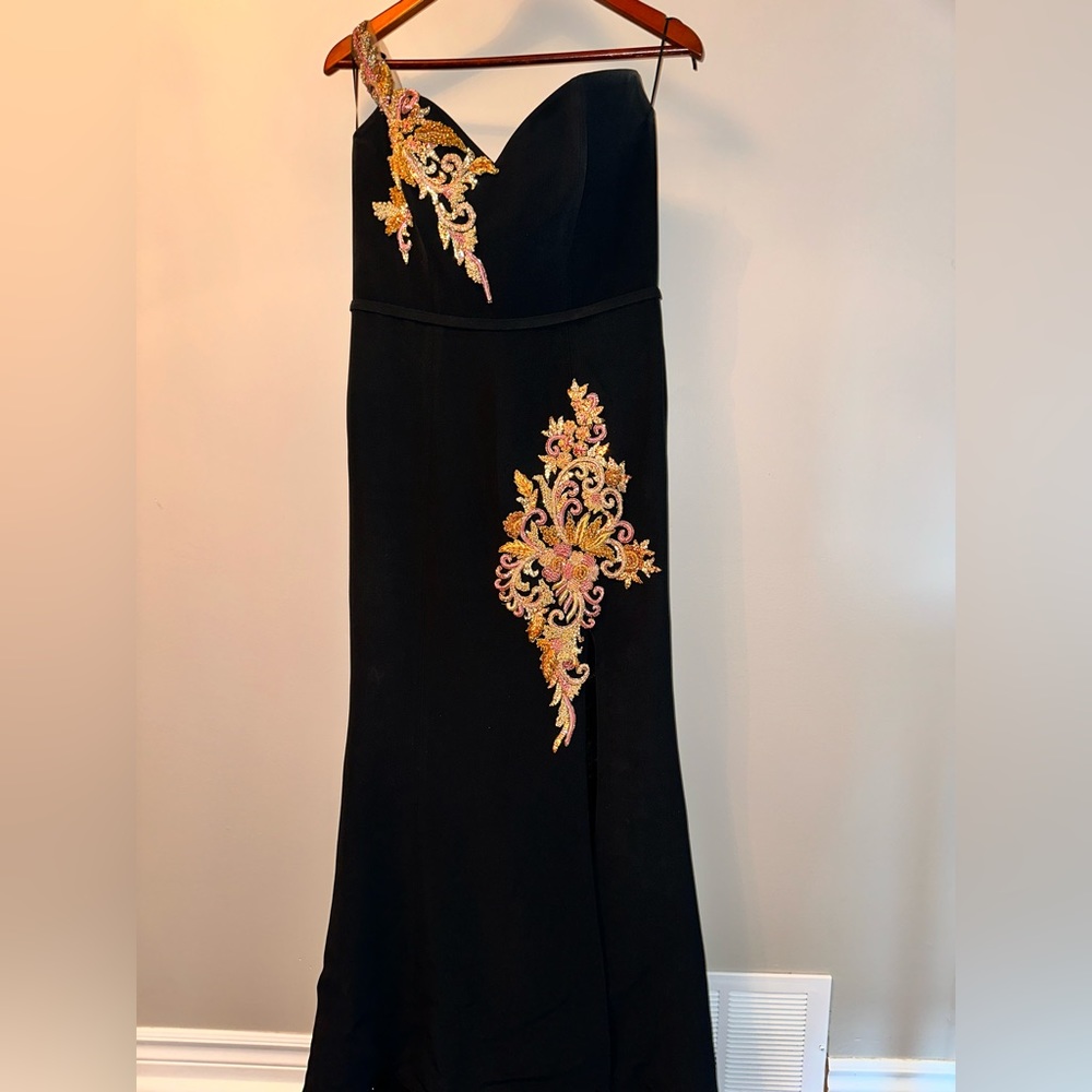 Luxurious ballgown. One sleeve. Fancy embroidery. Off the shoulder Crystal sleev